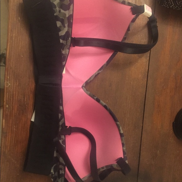 SOLD -VS Pink lightly lined camo bra size 32A - Picture 3 of 6